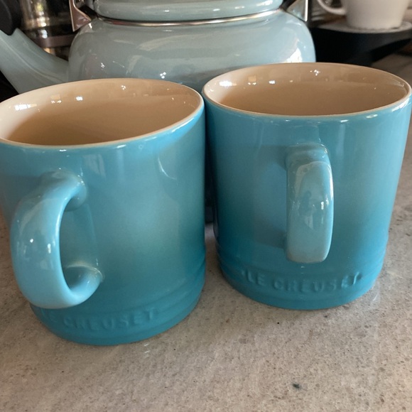 Le Creuset Enamel on Steel 1.25 Quart Demi Tea Kettle, Sea Salt - with 2 mugs - Picture 5 of 11